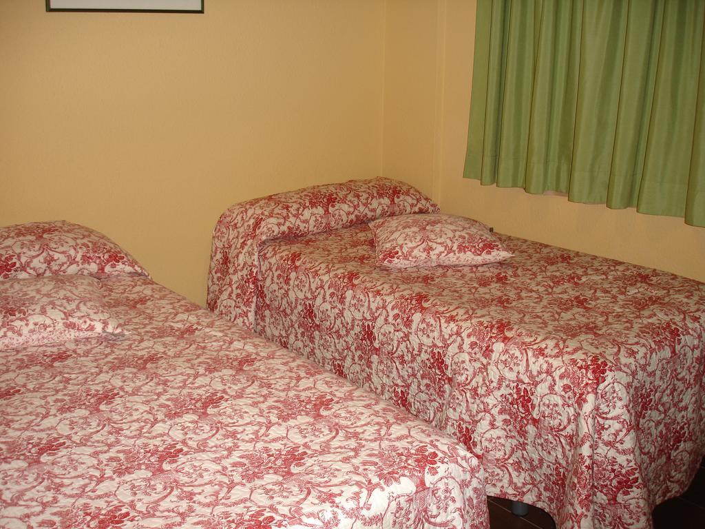 Hostal Puerta Bonita Vista Alegre Madrid Exterior photo