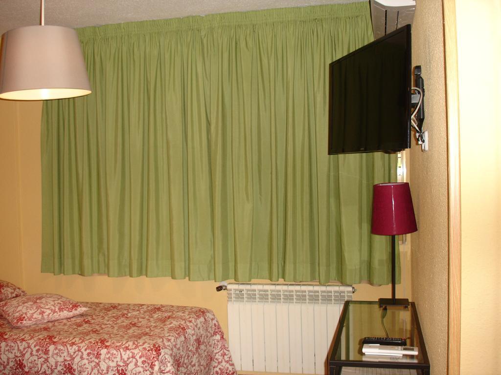 Hostal Puerta Bonita Vista Alegre Madrid Exterior photo