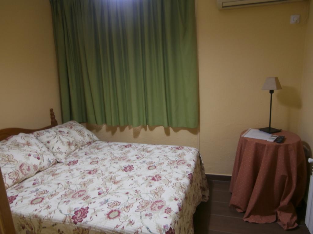 Hostal Puerta Bonita Vista Alegre Madrid Exterior photo