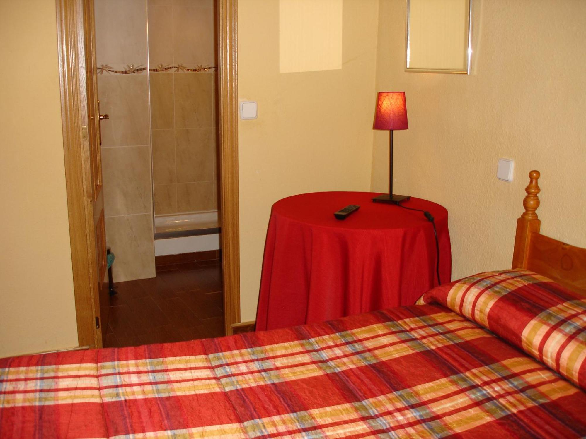 Hostal Puerta Bonita Vista Alegre Madrid Exterior photo
