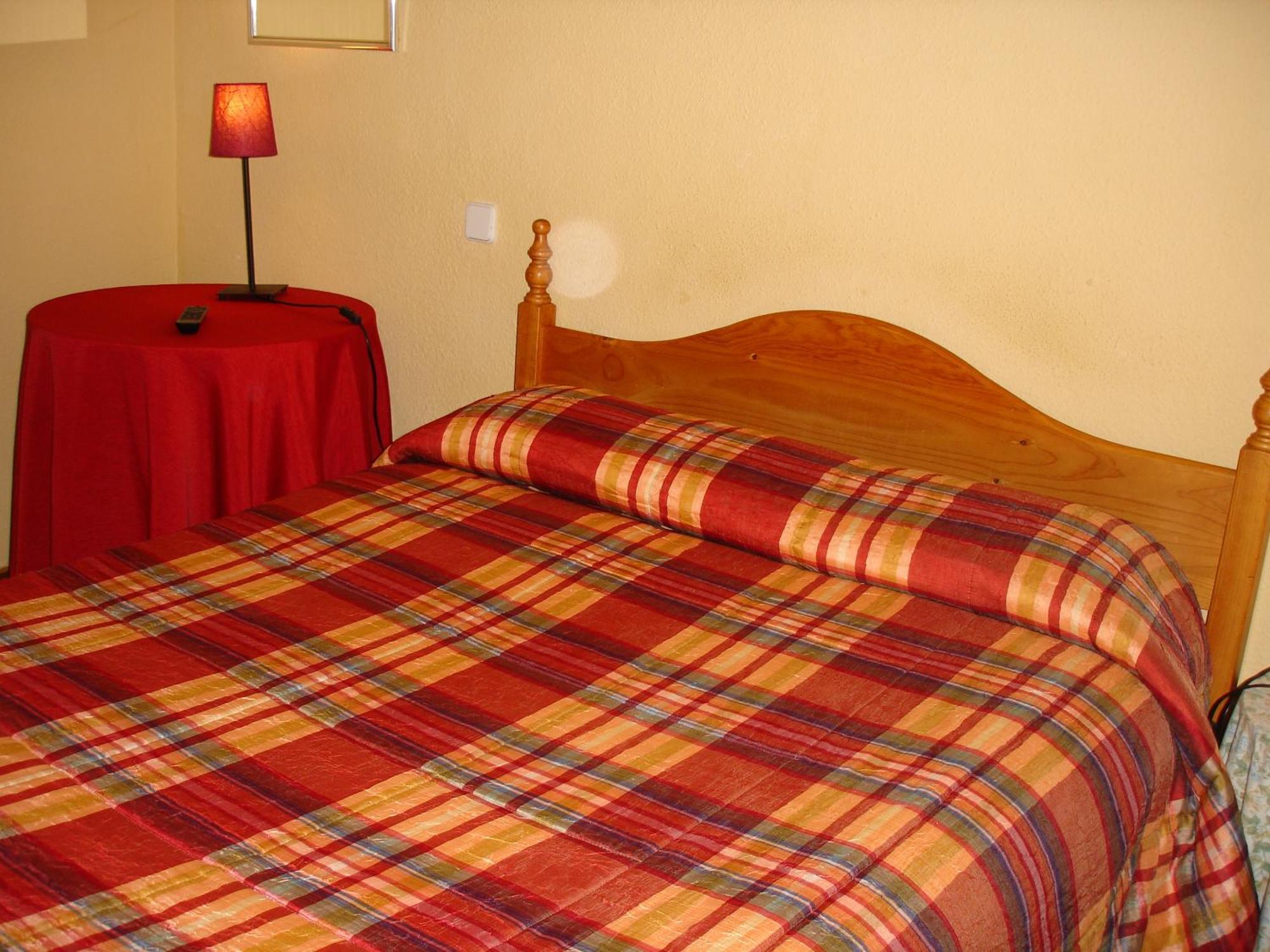 Hostal Puerta Bonita Vista Alegre Madrid Exterior photo